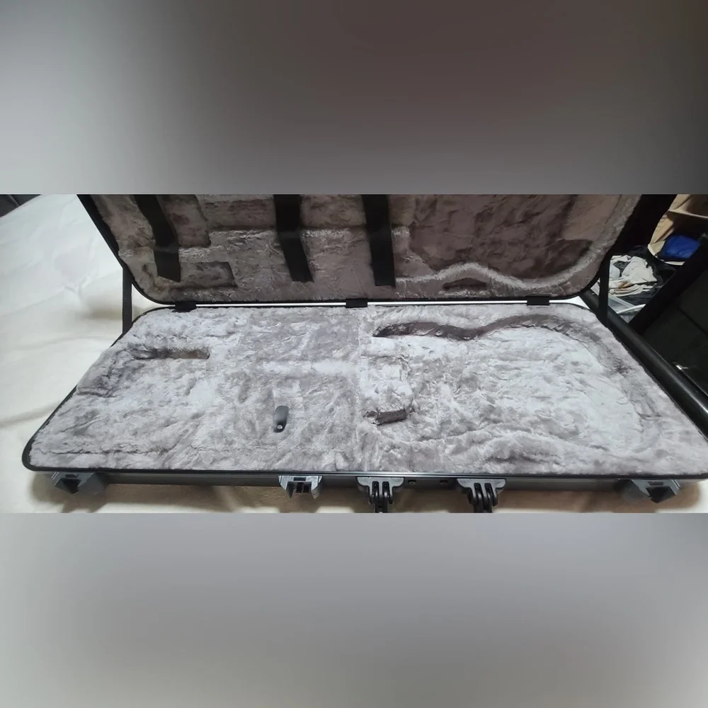 FENDER DELUXE MOLDED CASE - STRATOCASTER & TELECASTER